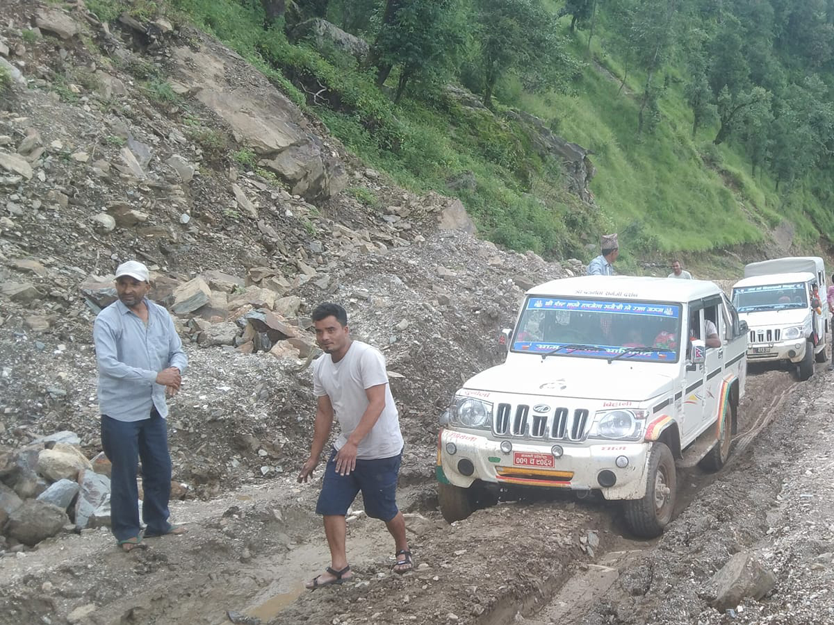 बैतडीका कच्ची सडकमा सवारी साधन सञ्चालनमा समस्या 